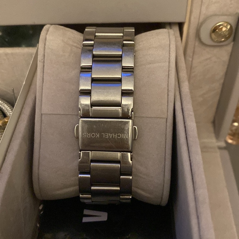 Micheal Kors Sliver with Crystal watch 39MM - Picture 8 of 10